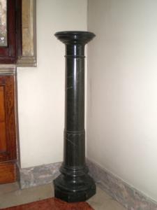 colonna in marmo verde Alpi, XIX secolo
